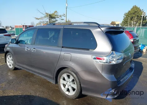 2013 Toyota Sienna Se 8 Passenger z USA, uszkodzony, nr VIN 5TDXK3DC5DS340827